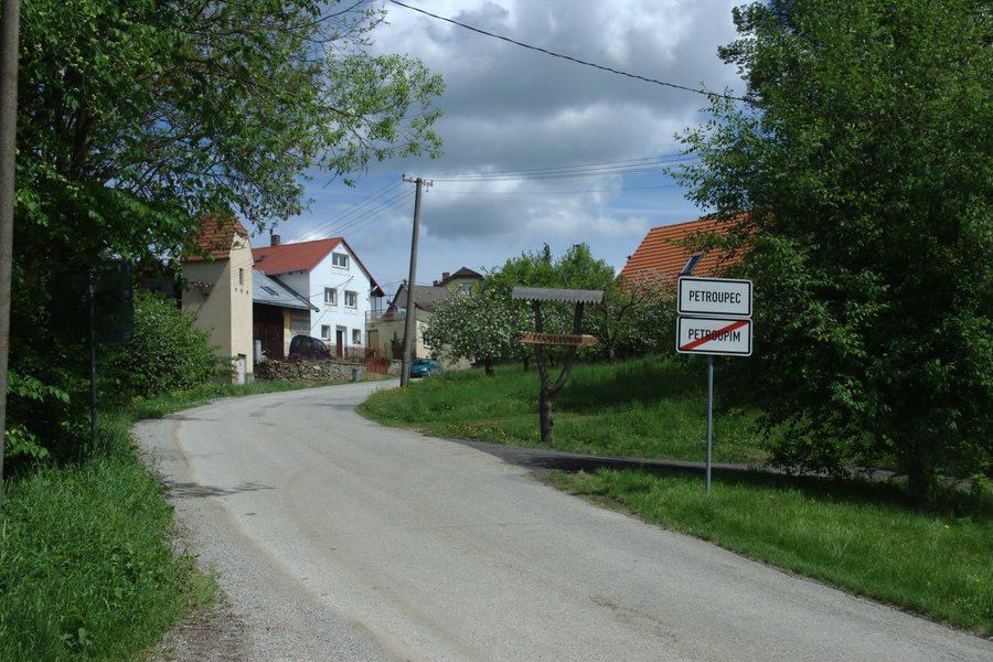 File:Petroupec, příjezd do vesnice.jpg