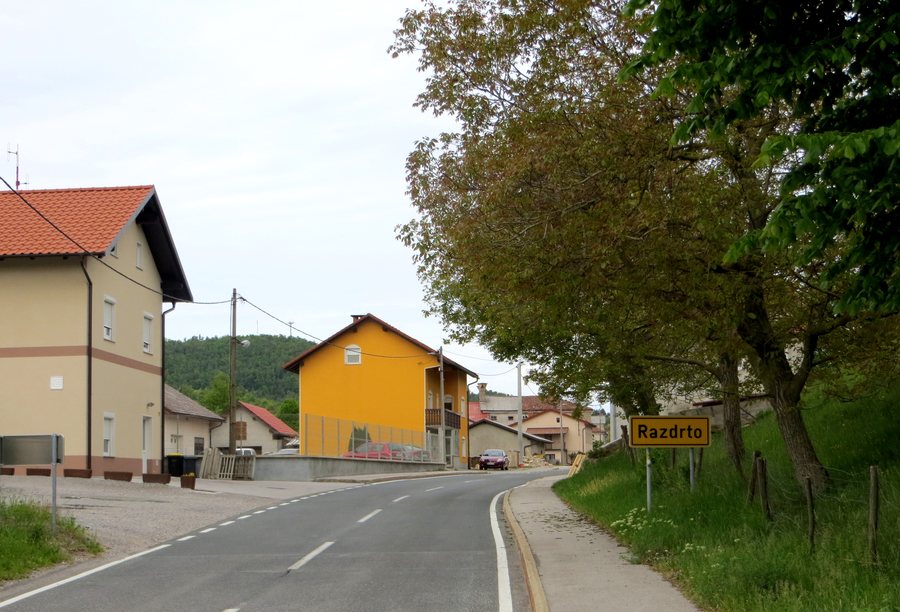 File:Razdrto Postojna Slovenia.jpg