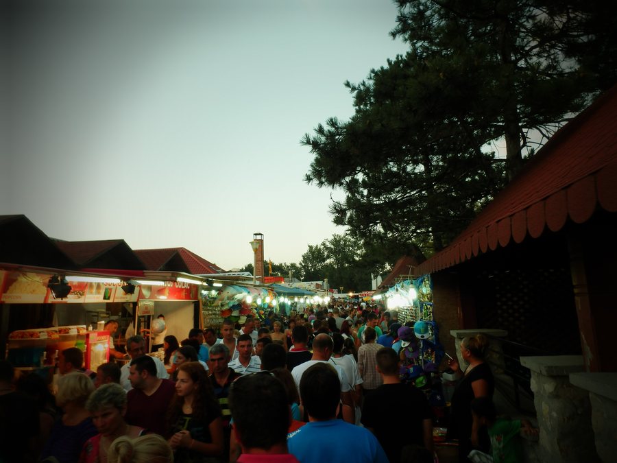 File:Mamaia (9426481317).jpg