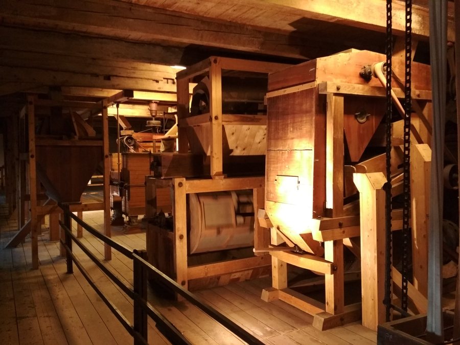 File:Interior of watermill in Slup - 09.jpg