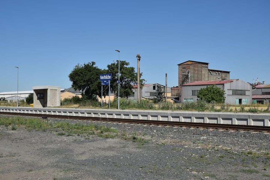 File:Obora 2025-07-01Železniční zastávka Veltěže.jpg