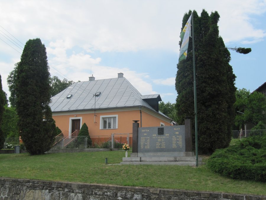 File:Hvozdná, pomník.jpg