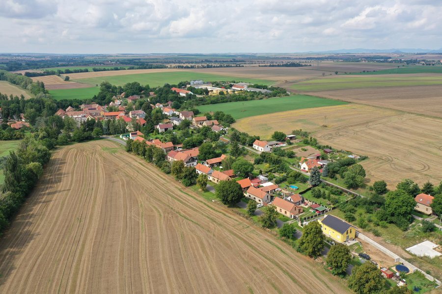 File:Bratkovice (Černuc), JZ.jpg