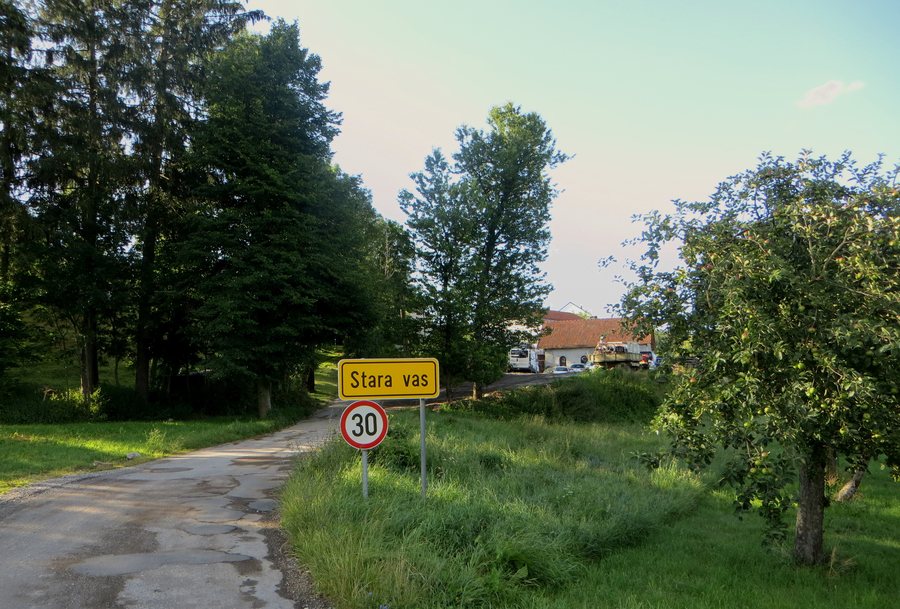 File:Stara Vas Postojna Slovenia 2.jpg
