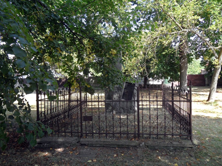File:Ohrada (Nová Ves I), Legerovo nám. A01.jpg