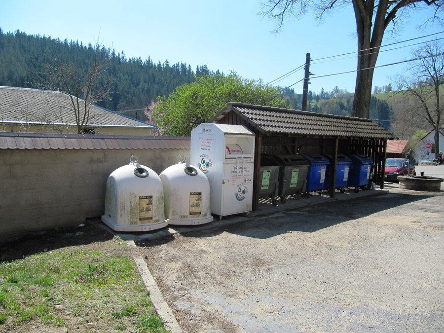 File:Dalečín, kontejnery.jpg