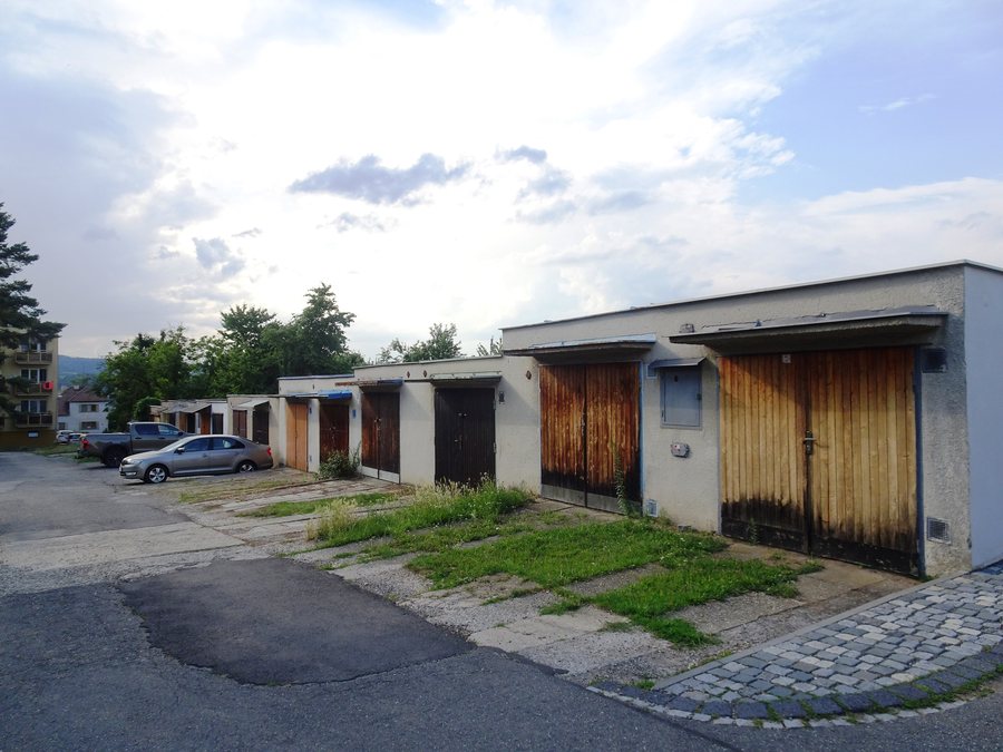 File:Napajedla, Husova, garáže.jpg