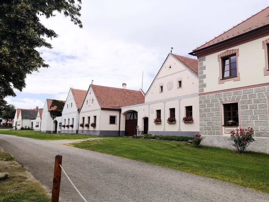 File:Holašovice, náves jihozápad.jpg