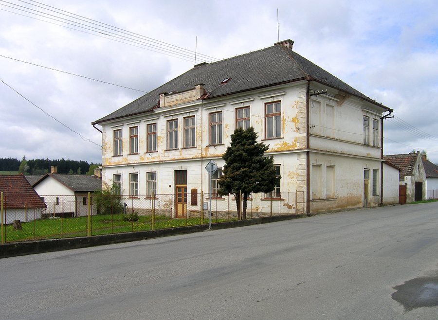 File:Bohdalín, old school.jpg