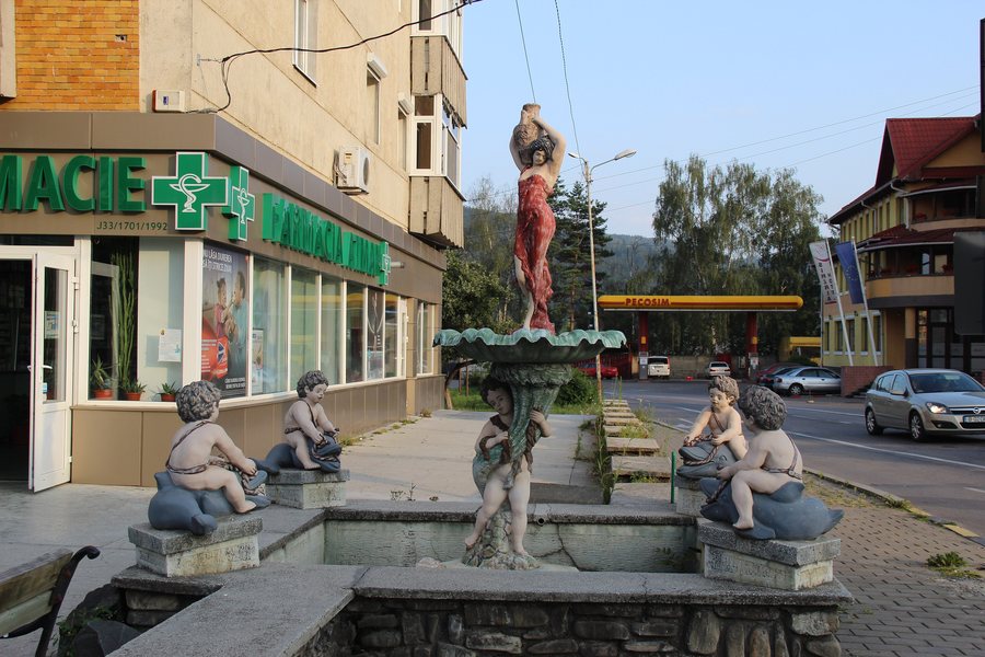 File:Gura Humorului, Romania (28327393200).jpg