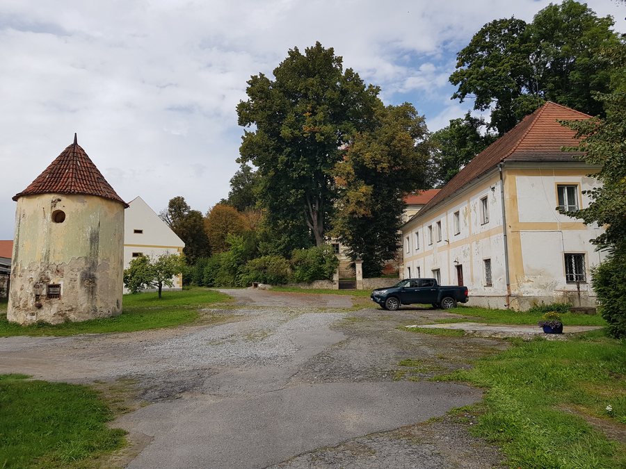 File:Chateau of Němčice 01.jpg