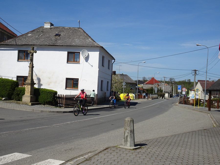 File:Mladeč, hlavní ulice (1).jpg