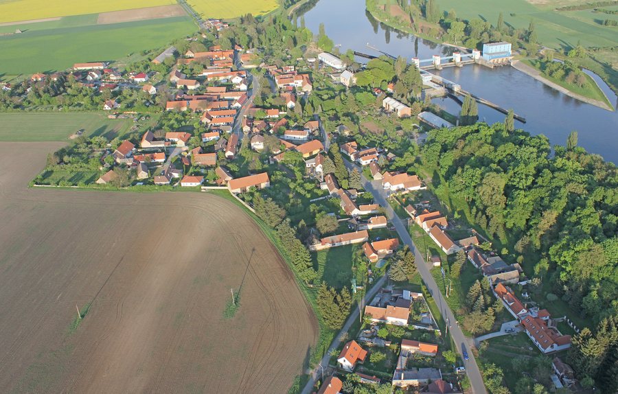 File:Kostomlatky letecky.JPG