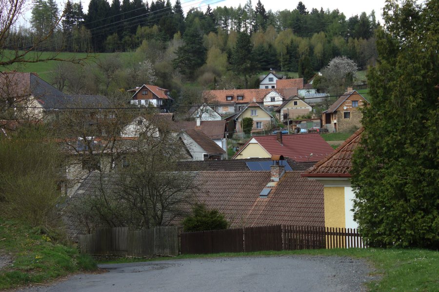 File:Nehodiv, náves II.jpg