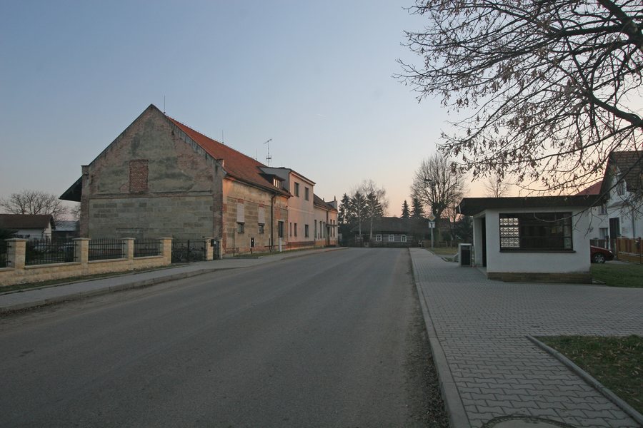 File:Třtěnice autobusová čekárna.JPG