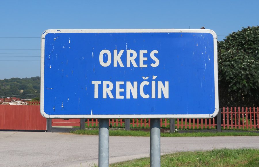 File:Okres Trenčín, vstupná tabuľa.jpg