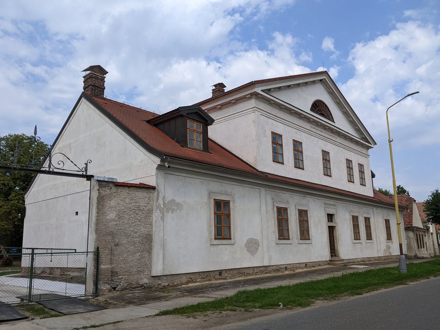 File:Chotusice - budova děkanství čp. 1 (stav srpen 2023) (1).jpg