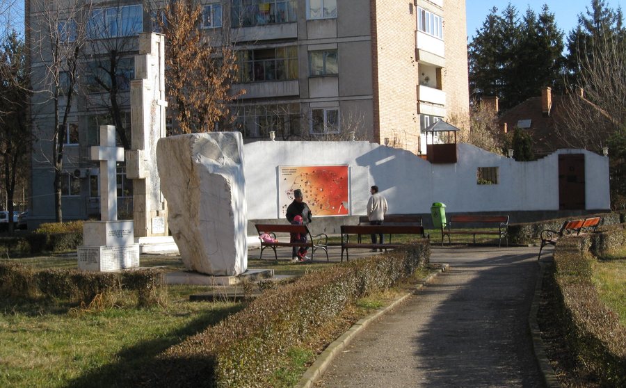 File:Pitesti prison monument.jpg