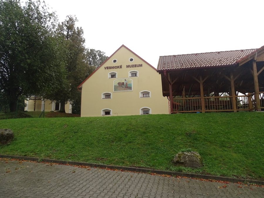 File:Halže, Vesnické muzeum, hlavní budova, štít.jpg