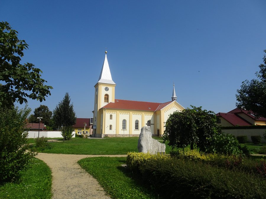 File:Troubky (PR), náves a kostel.jpg