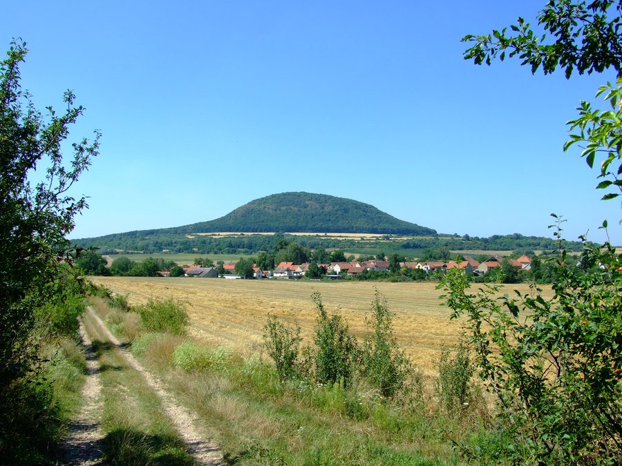 File:Ctiněves, Říp a obec.jpg