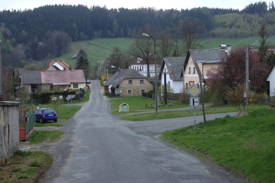 File:Podolí, hlavní silnice.jpg