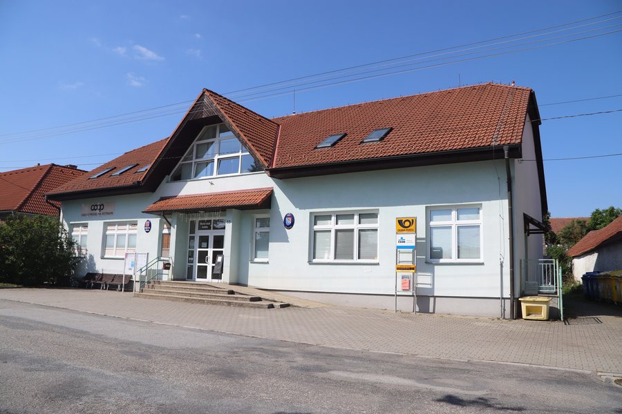 File:Overview of municipal office, post office and library in Čechtín, Třebíč District.jpg