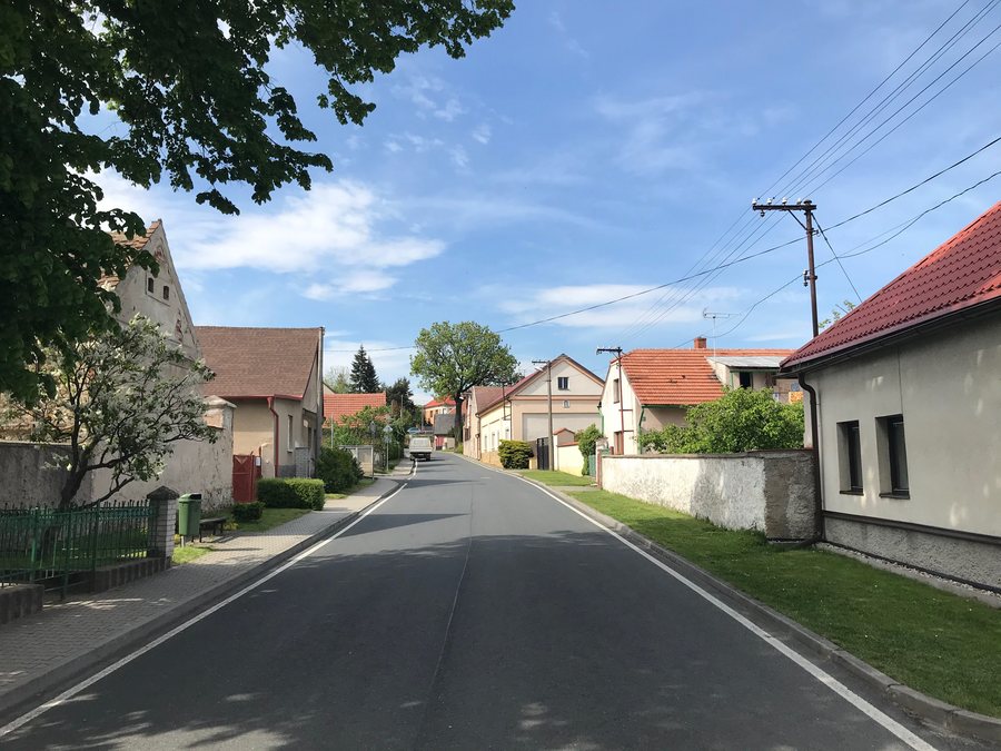 File:Overview 2 of road in Kořenice, Kolín District.jpg