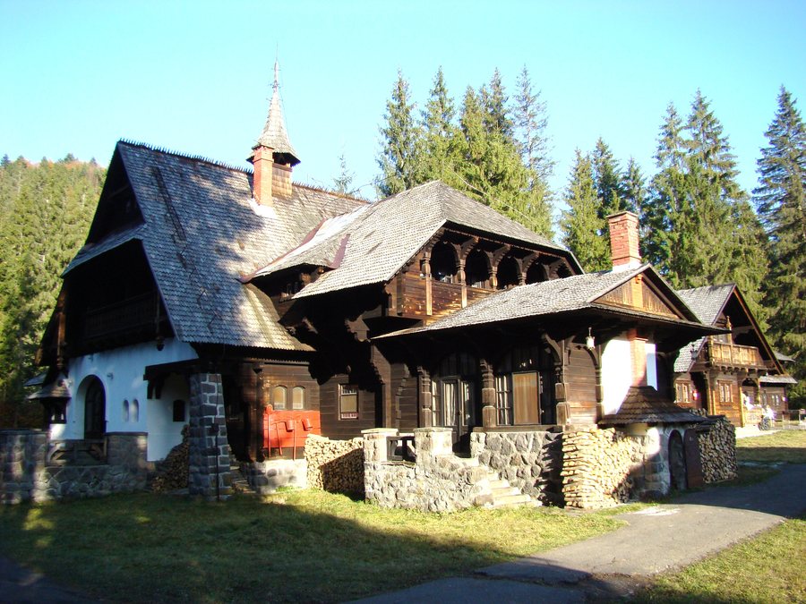 File:RO MS Lapusna hunting mansion.jpg