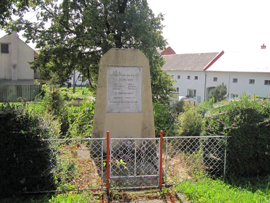 File:Nelešovice, pomník.jpg