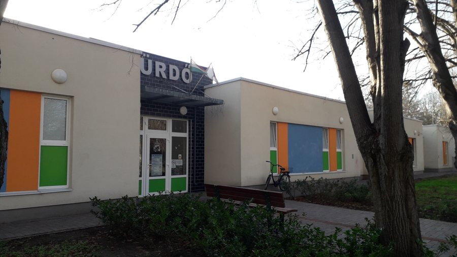 File:Parkfürdő.jpg