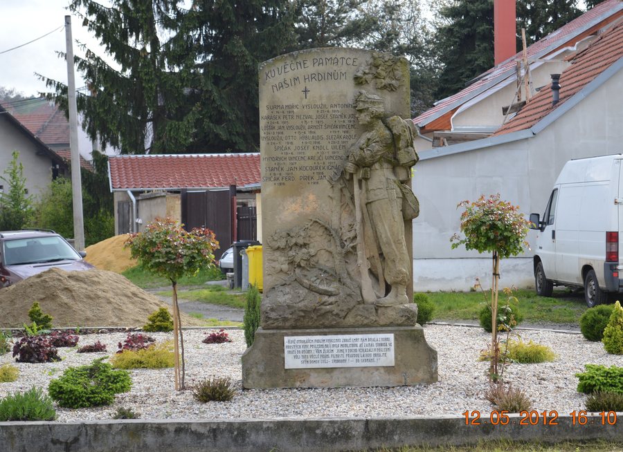 File:Krumsín-pomník padlých.jpg