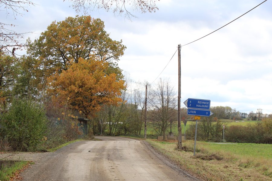 File:182 Svinaře před křižovatkou silnic JZ.jpg