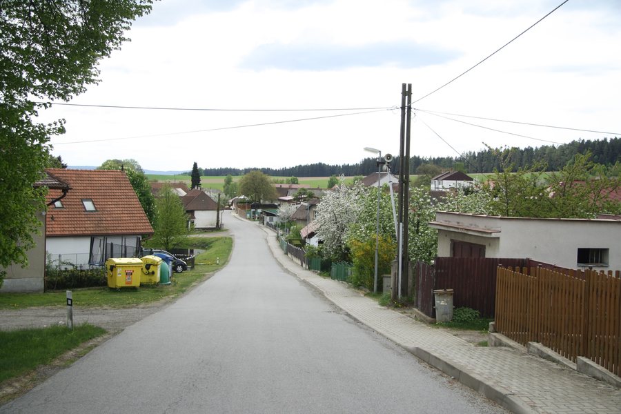 File:Road in Útěchovice pod Stražištěm, Pelhřimov District.jpg
