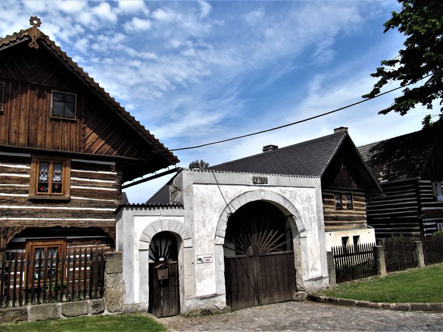 File:Nosálov (okres Mělník).jpg
