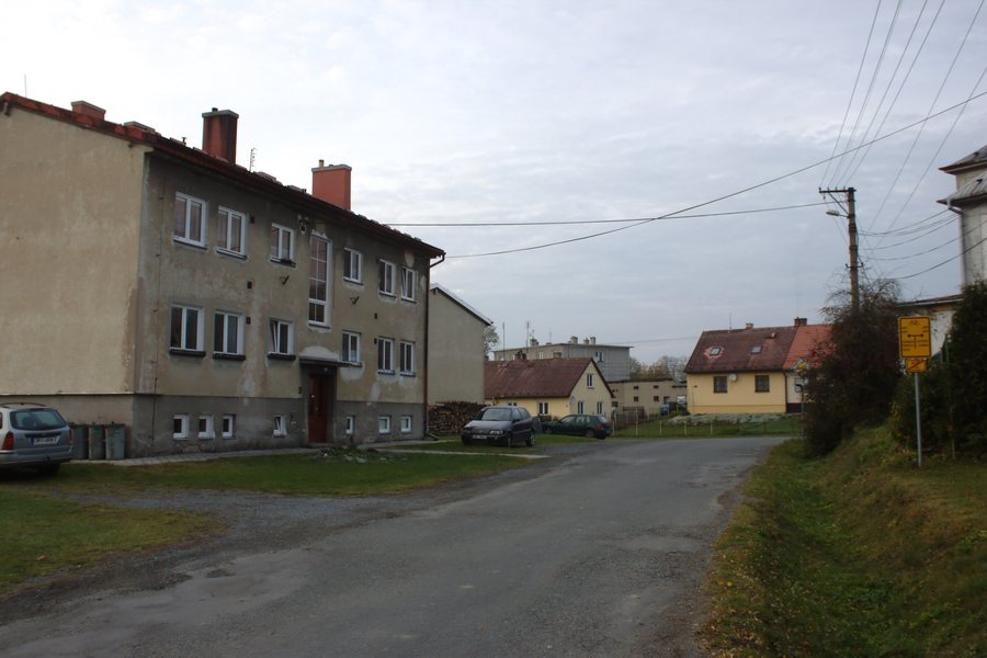 File:Horní Loděnice, bytovky II.jpg