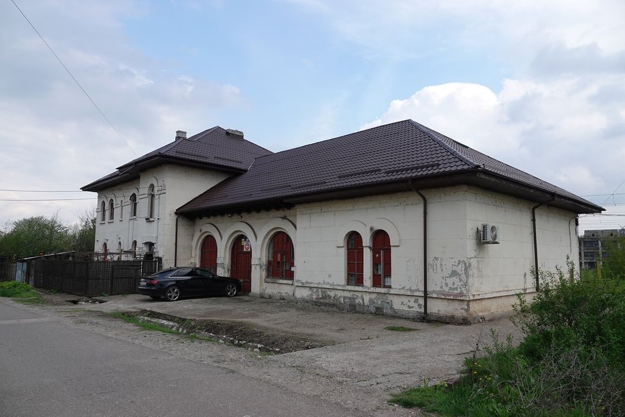 File:Valea Călugărească train station.01.jpg
