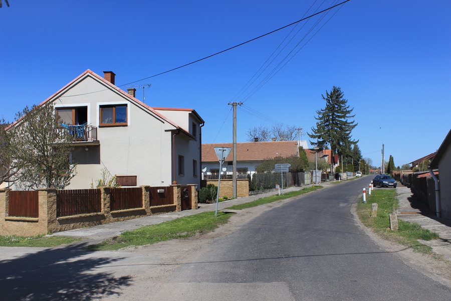 File:Opolany, Opolánky, road to Oškobrh.jpg