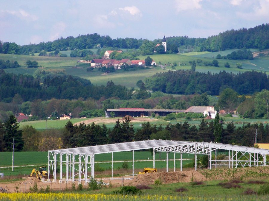 File:Řevnov a Kostelec, od Červeného Záhoří (01).jpg