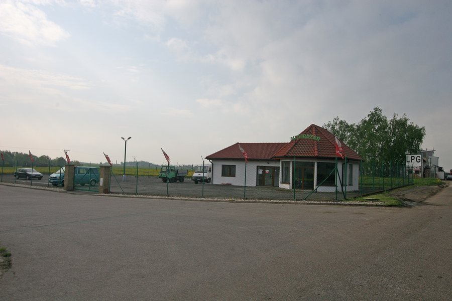File:Voleč autobazar.JPG