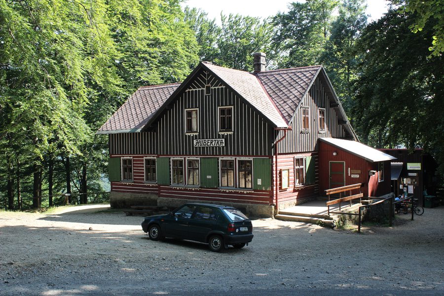 File:Bílý Potok, chata Hubertka.jpg