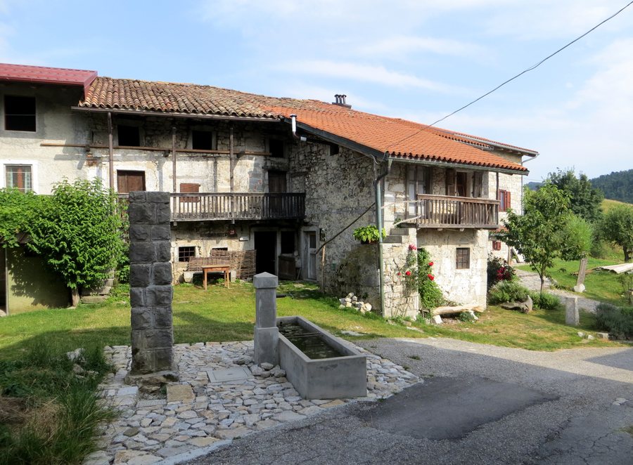 File:Robidisce Slovenia - center.jpg