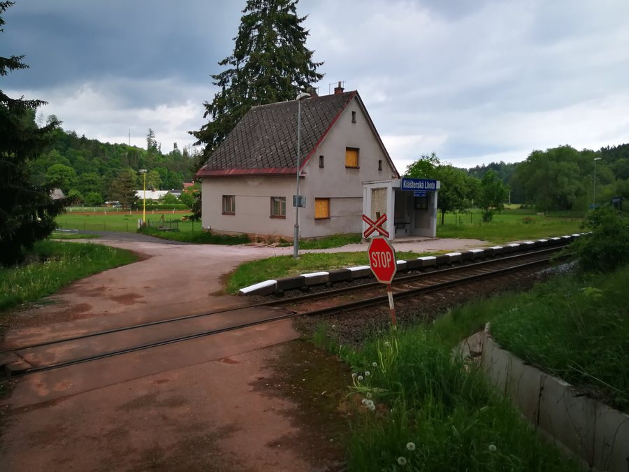 File:Klášterská Lhota, zastávka 08.jpg