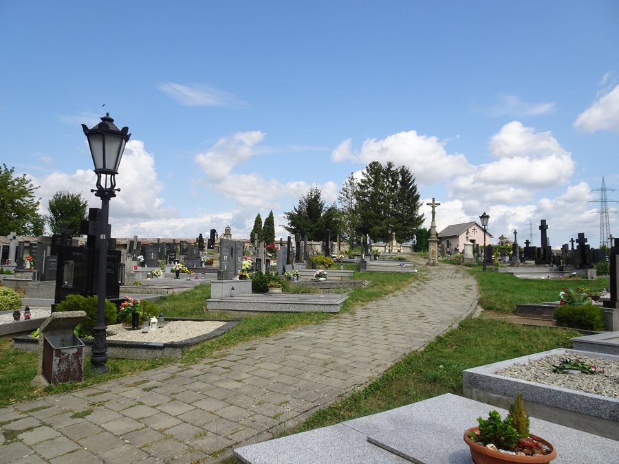 File:Tištín, hřbitov (1).jpg