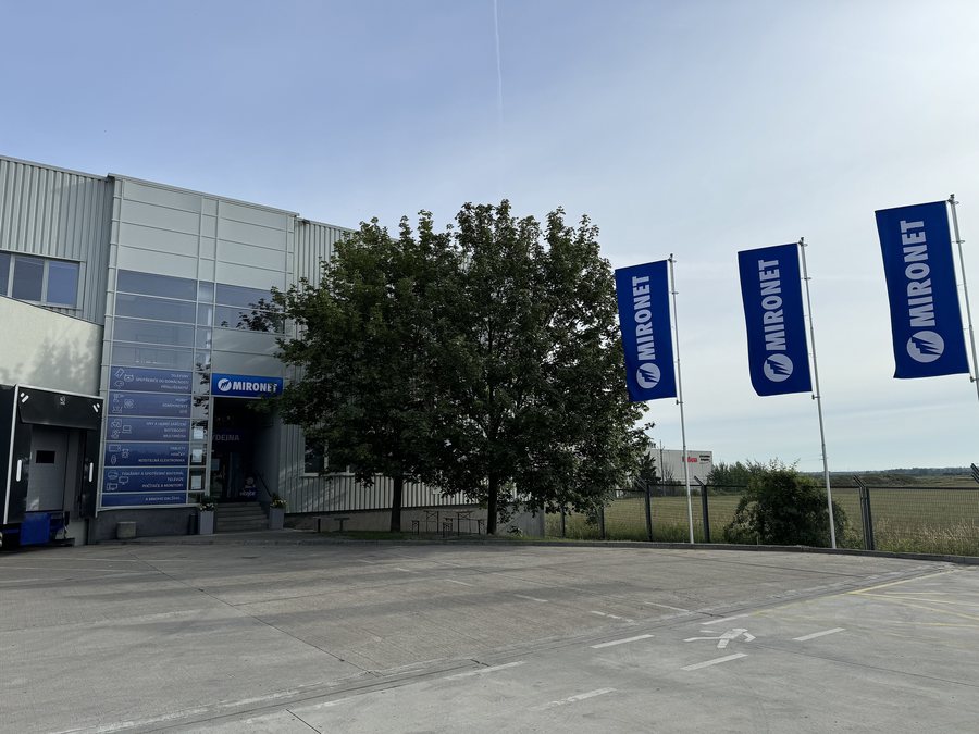 File:Nupaky u Prahy - centrální sklad společnosti Mironet.cz.jpg