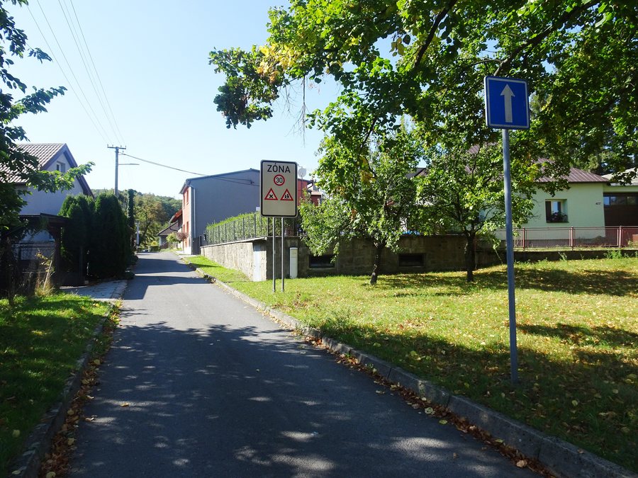 File:Chvalčov, Chrástka.jpg