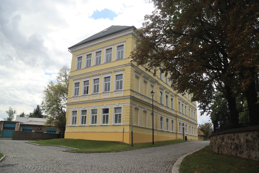File:Overview of Gymnázium Čakovice at Náměstí 25. března street in Čakovice, Prague.jpg