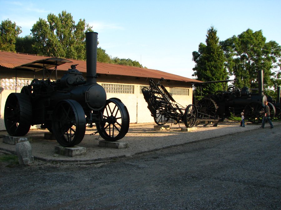 File:Trebišov museum - agricultural machines 2.jpg