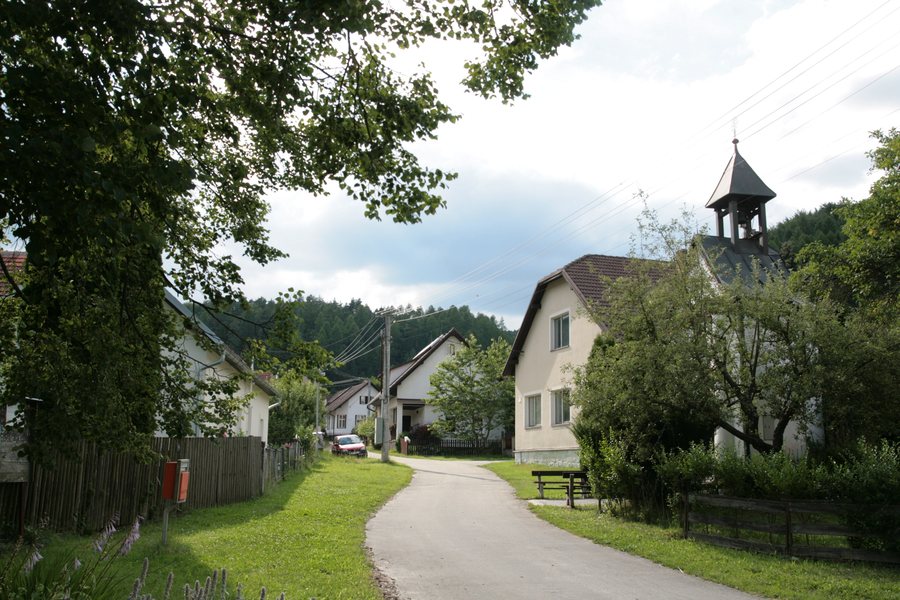File:Stvolová-Vlkov, ulice s kaplí (2841).jpg