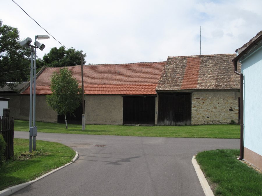 File:Černiv, dvě stodoly.JPG